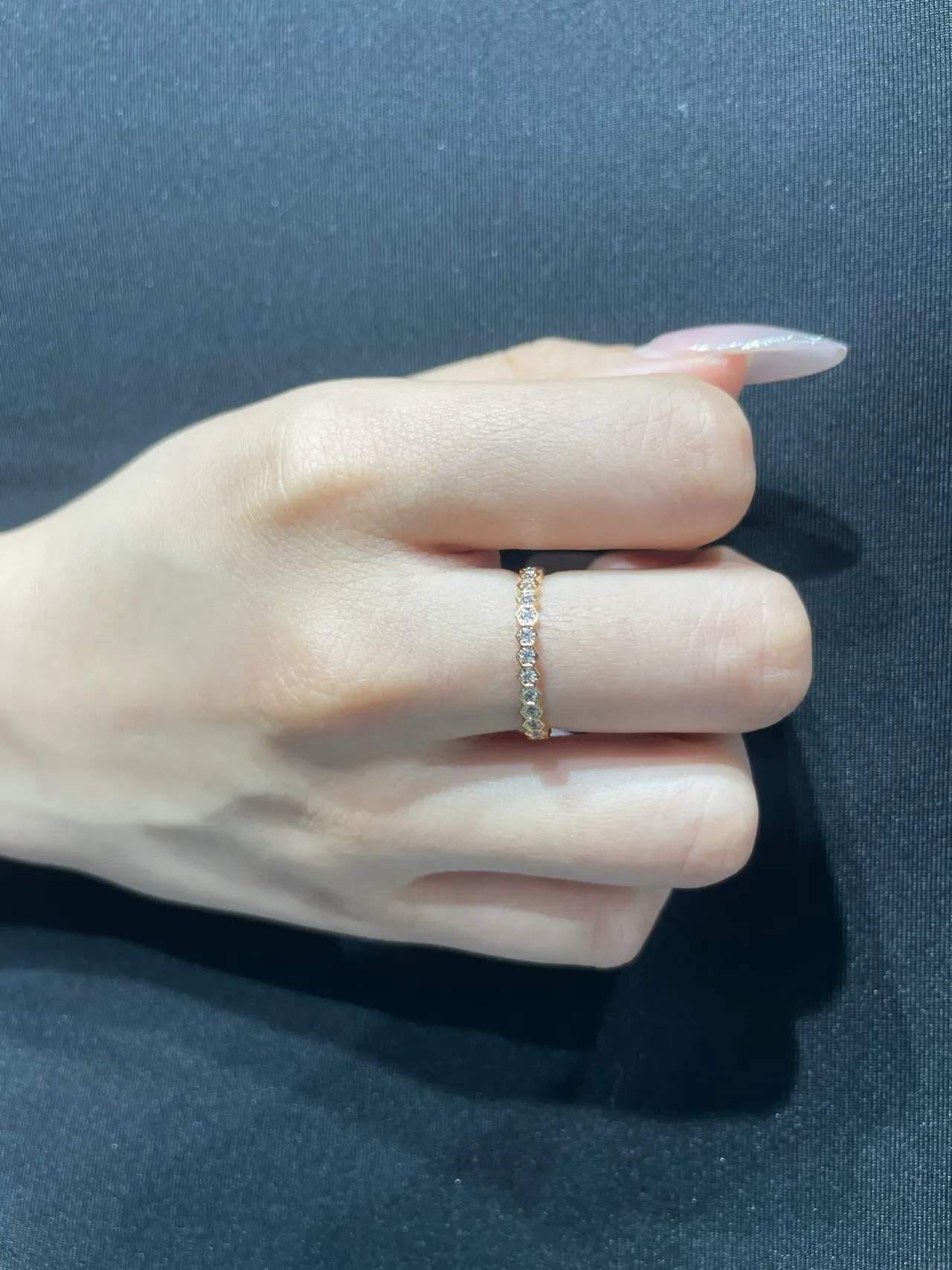 Tiffany & Co. Anillo con banda hexagonal de panal en oro y plata con diamantes pavé 9