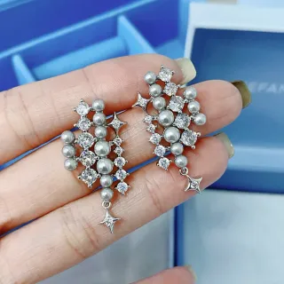 Tiffany & Co. Boucles d'oreilles pendantes en perles et cristaux en cluster d'étoiles
