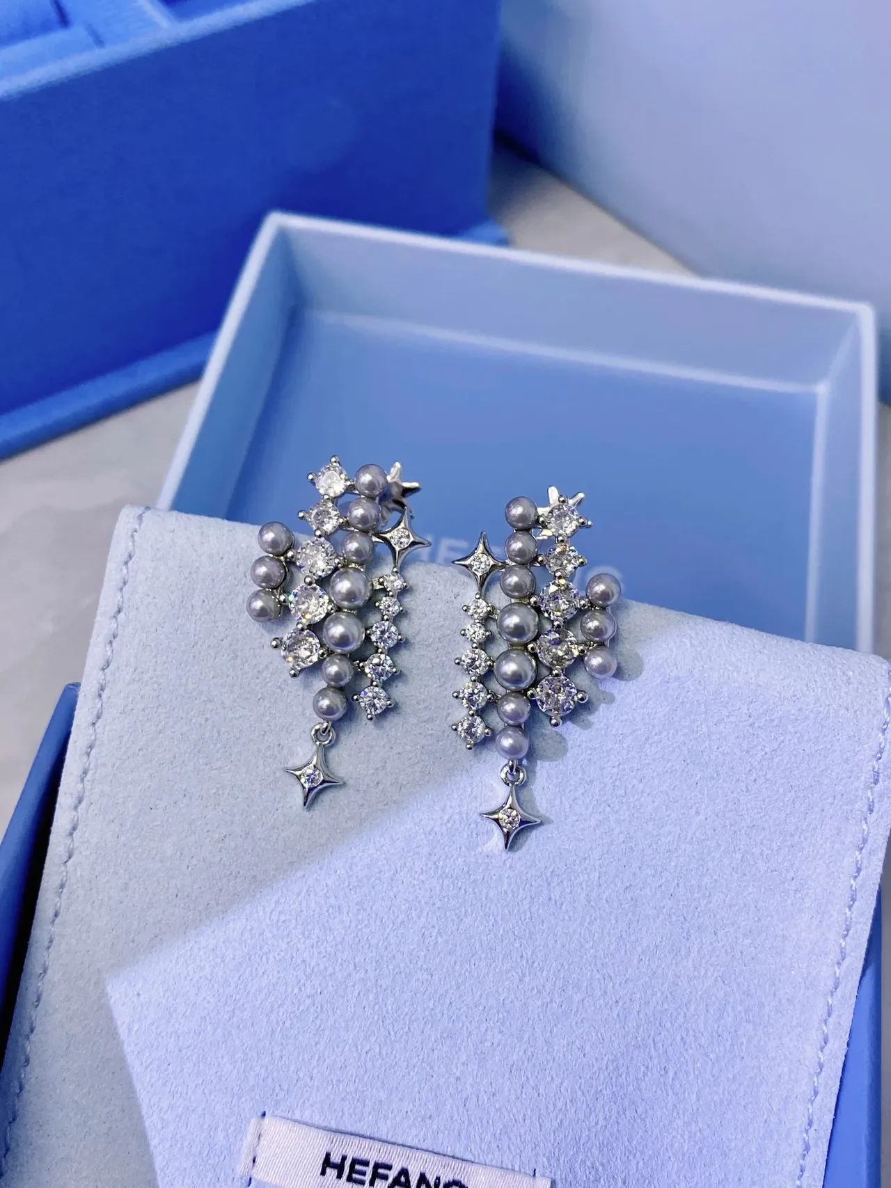 Tiffany & Co. Boucles d'oreilles pendantes en perles et cristaux en cluster d'étoiles 4