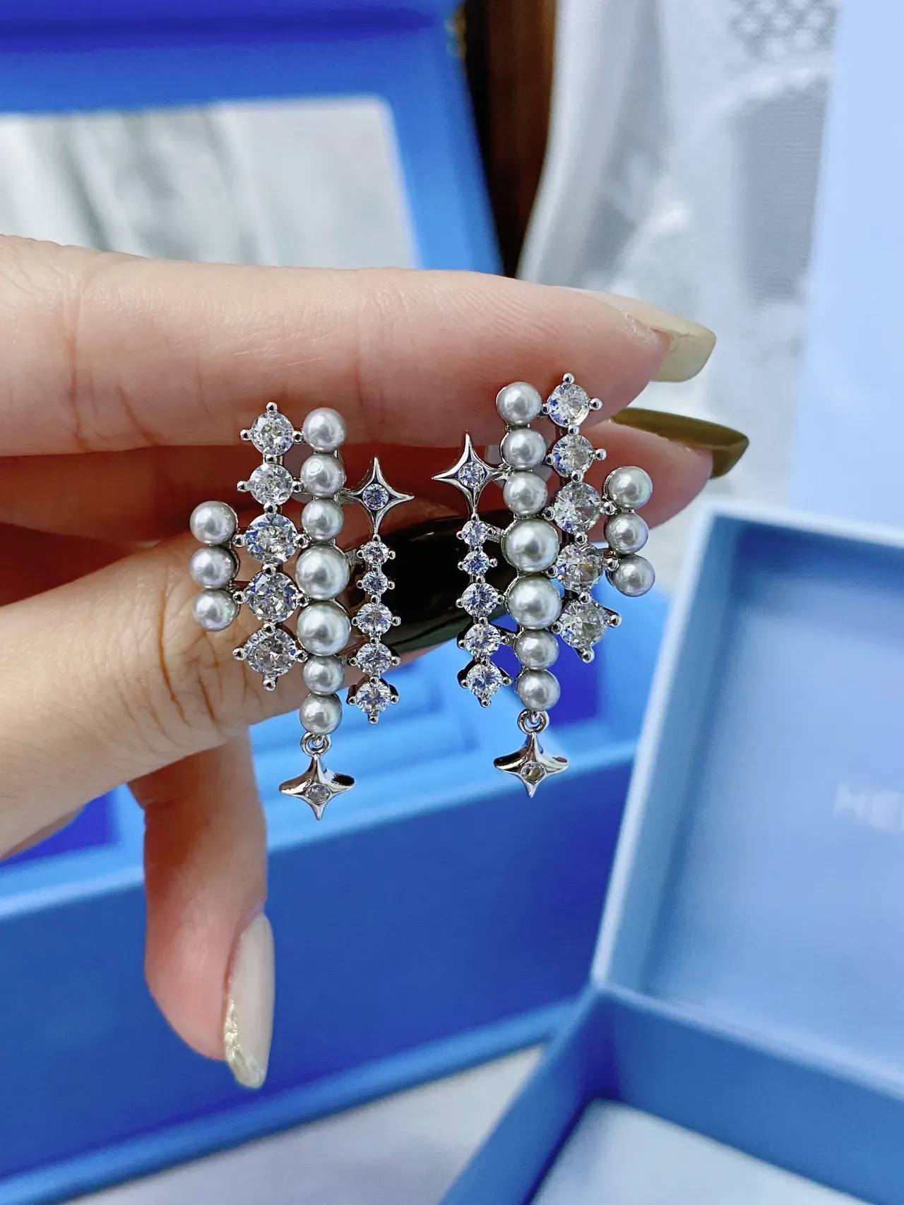Tiffany & Co. Boucles d'oreilles pendantes en perles et cristaux en cluster d'étoiles 6