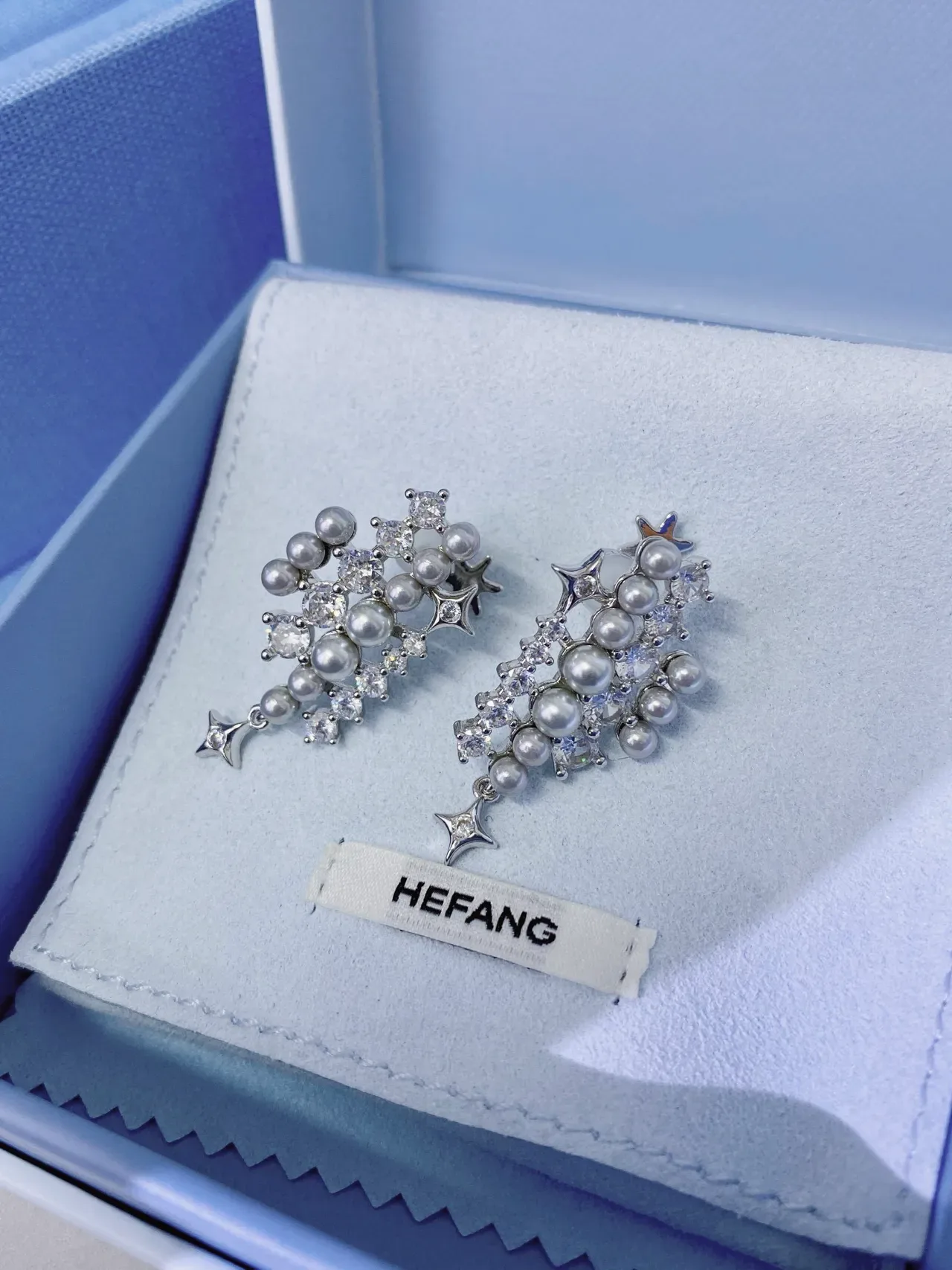 Tiffany & Co. Boucles d'oreilles pendantes en perles et cristaux en cluster d'étoiles 8