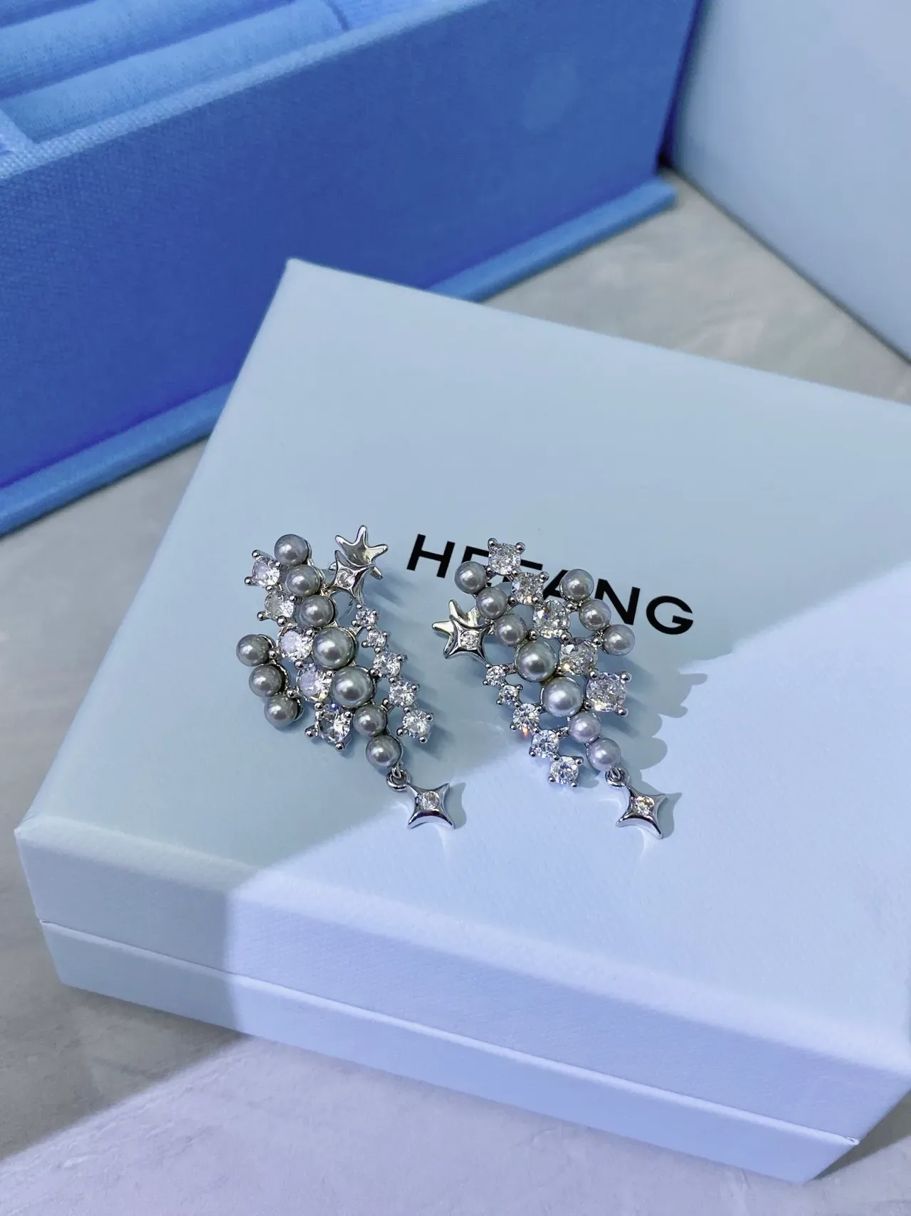 Tiffany & Co. Boucles d'oreilles pendantes en perles et cristaux en cluster d'étoiles 9