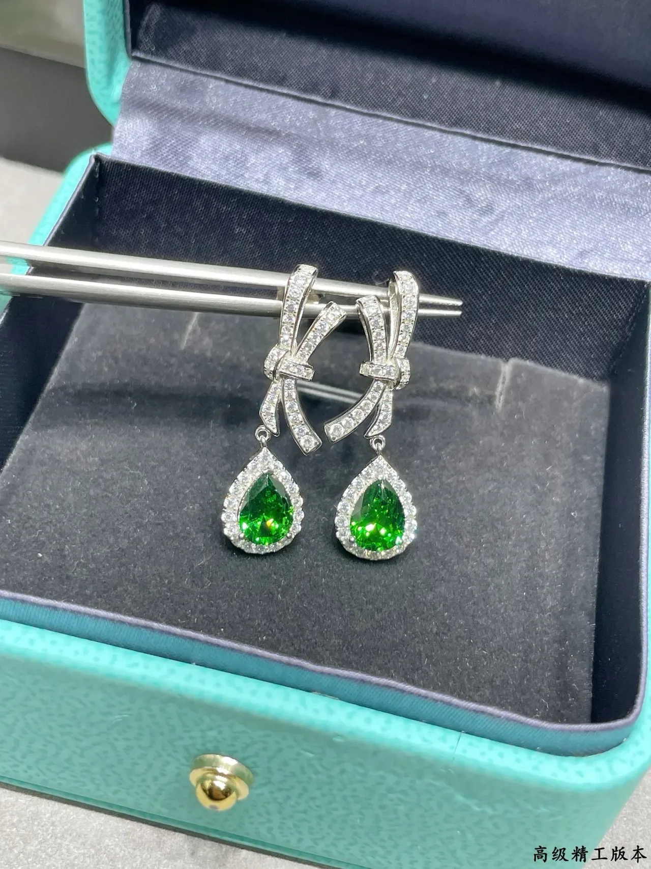 Tiffany & Co. Return to Green Boucles d'oreilles motif nœud argenté larme gemme 5