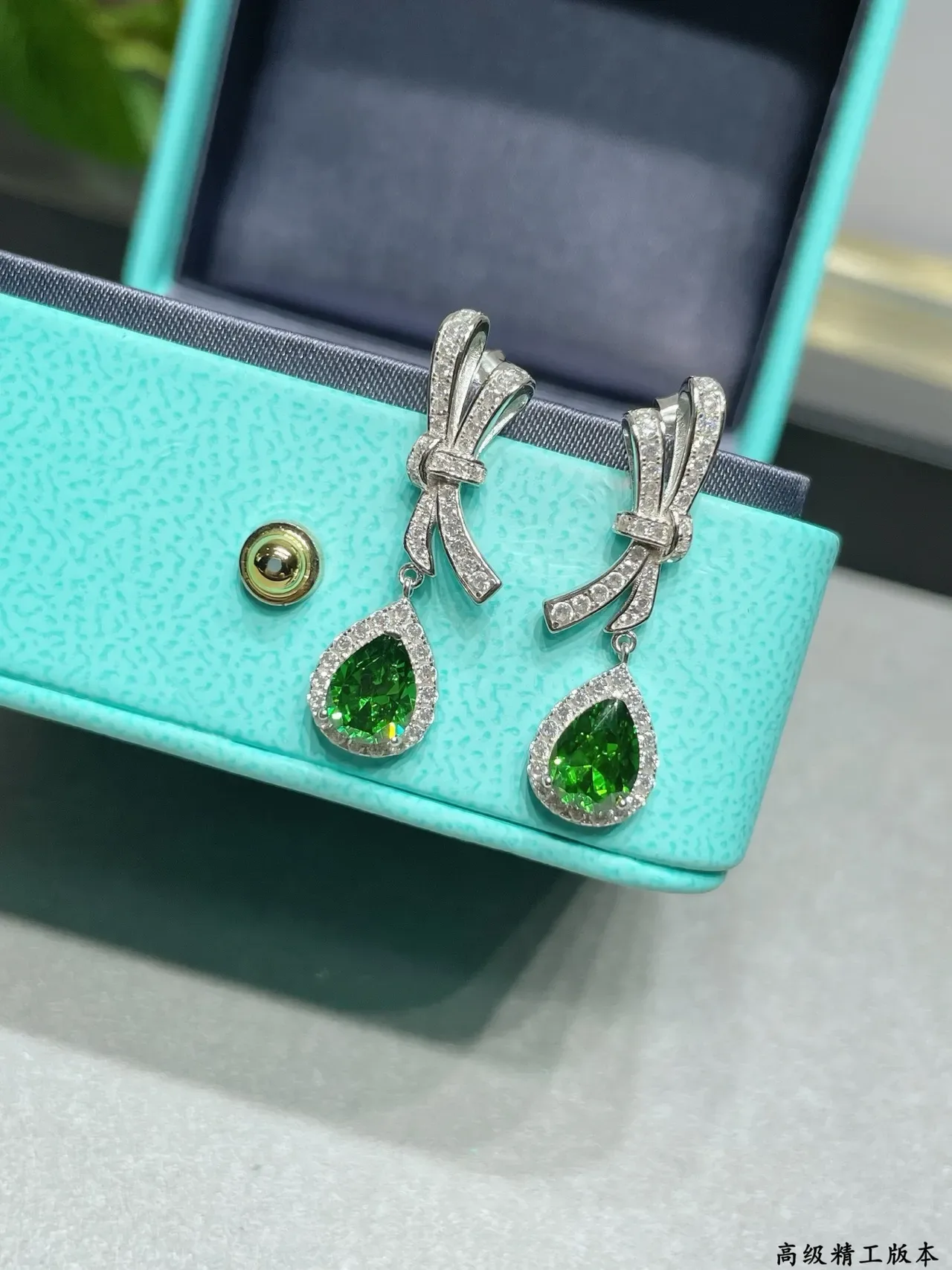 Tiffany & Co. Return to Green Boucles d'oreilles motif nœud argenté larme gemme 6
