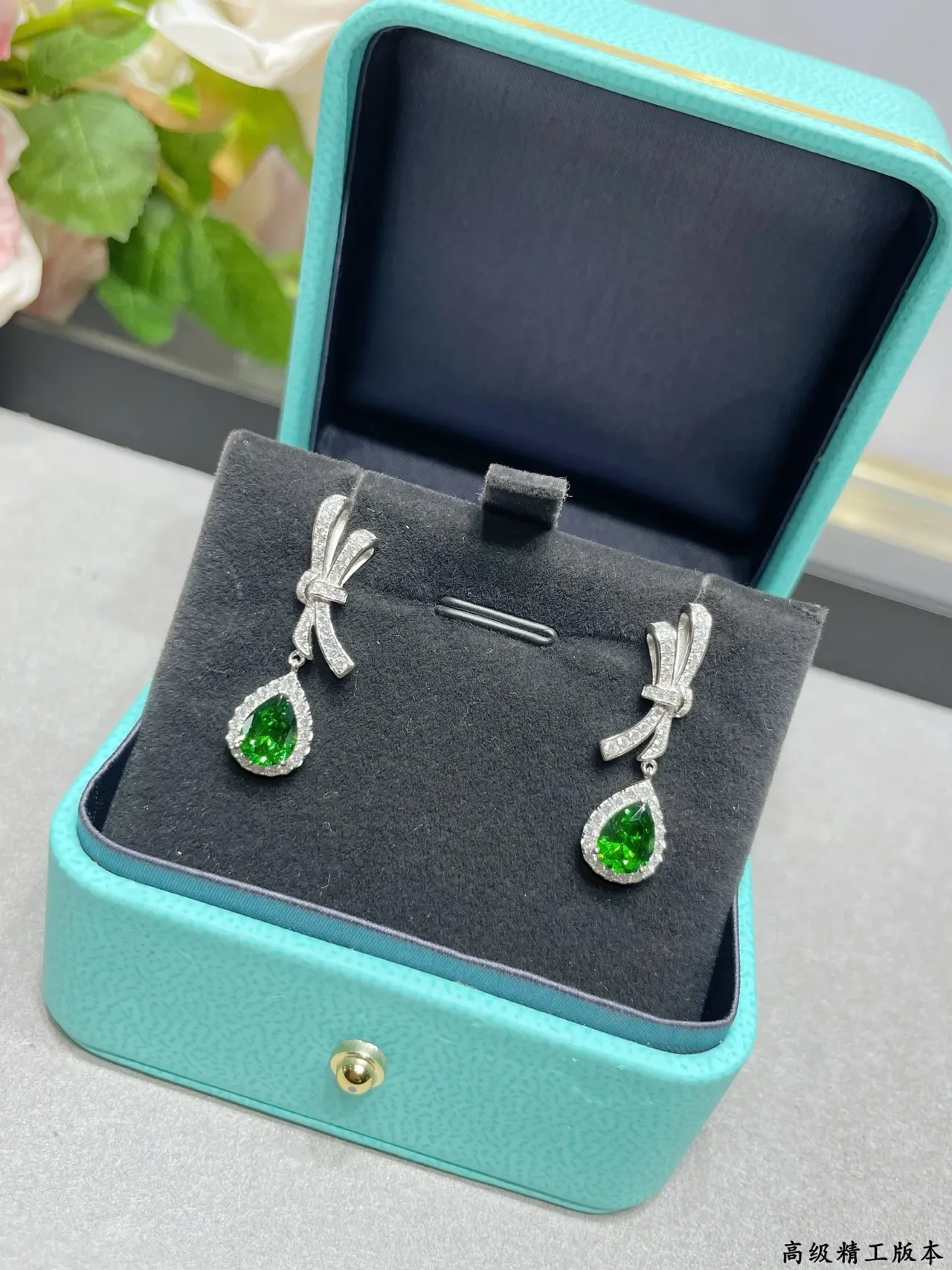Tiffany & Co. Return to Green Boucles d'oreilles motif nœud argenté larme gemme 8