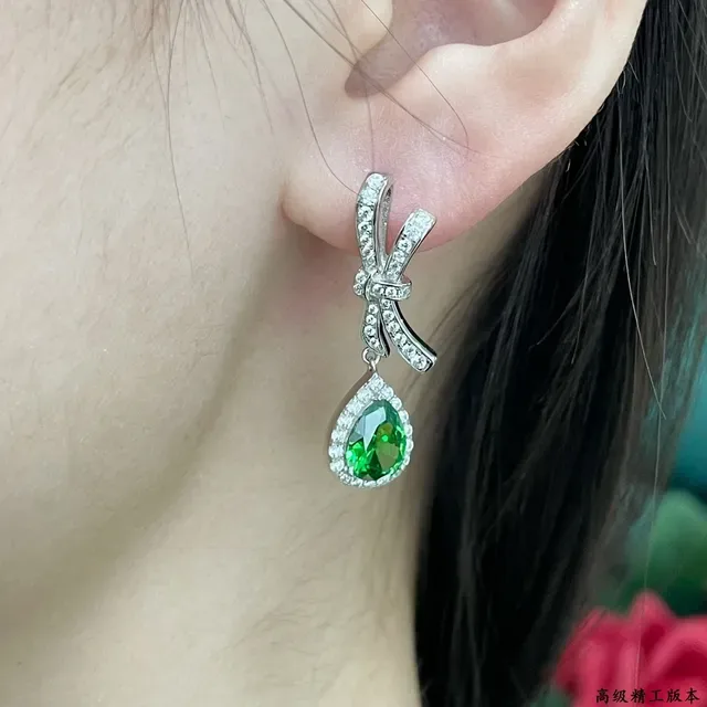 Tiffany & Co. Return to Green Boucles d'oreilles motif nœud argenté larme gemme 9