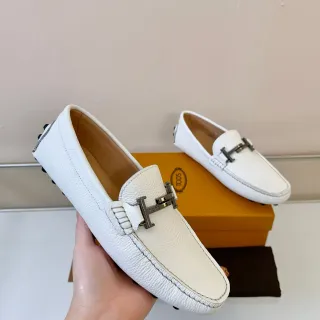 Tod's Gommino Loafer Cuero blanco con relieve de guijarro Mocasines con barra H de metal