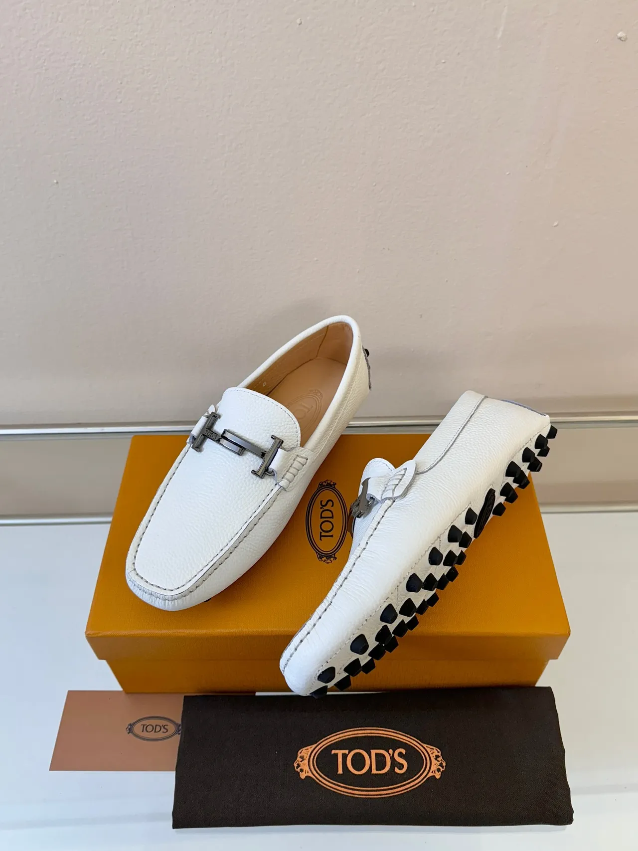 Tod's Gommino Loafer Cuir blanc grainé Mocassins avec barre H en métal 2