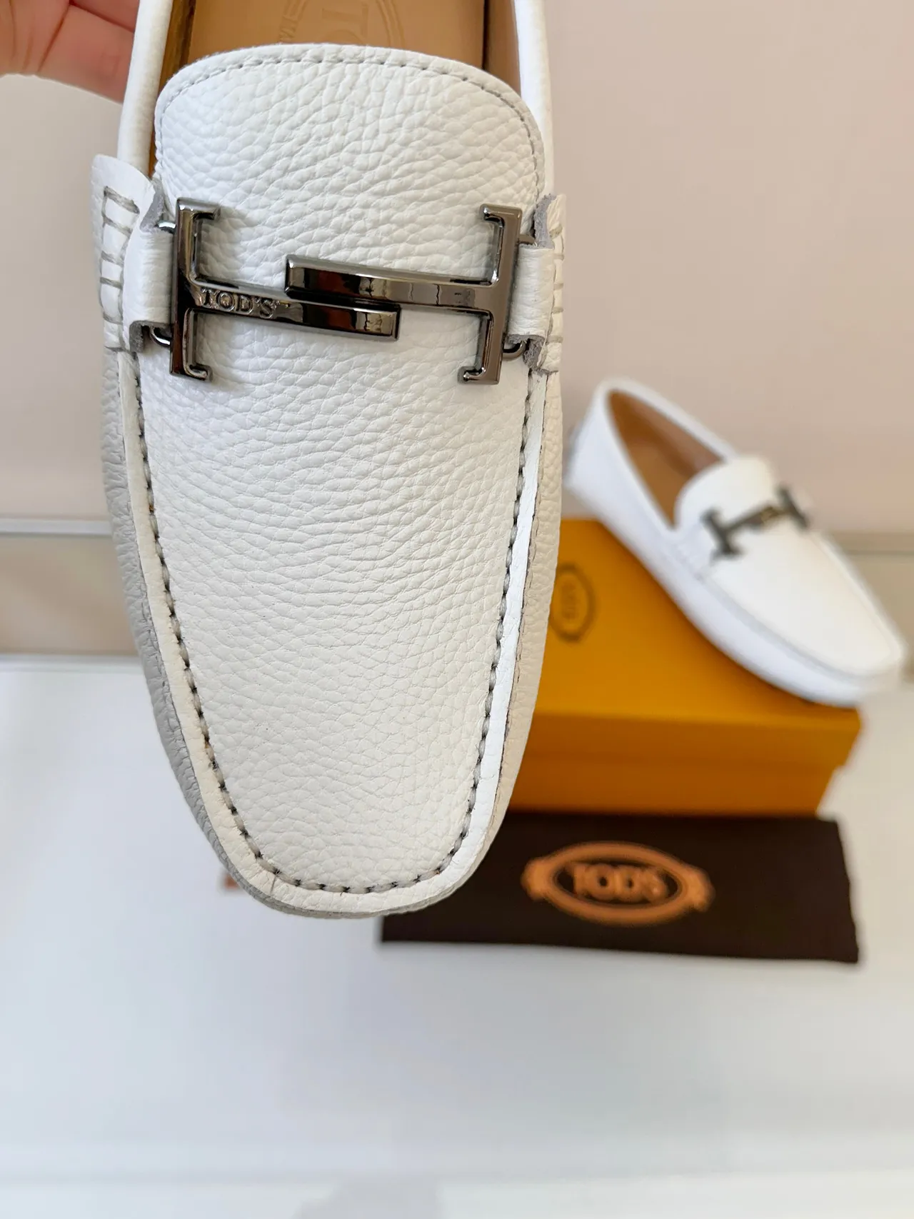 Tod's Gommino Loafer Cuir blanc grainé Mocassins avec barre H en métal 3