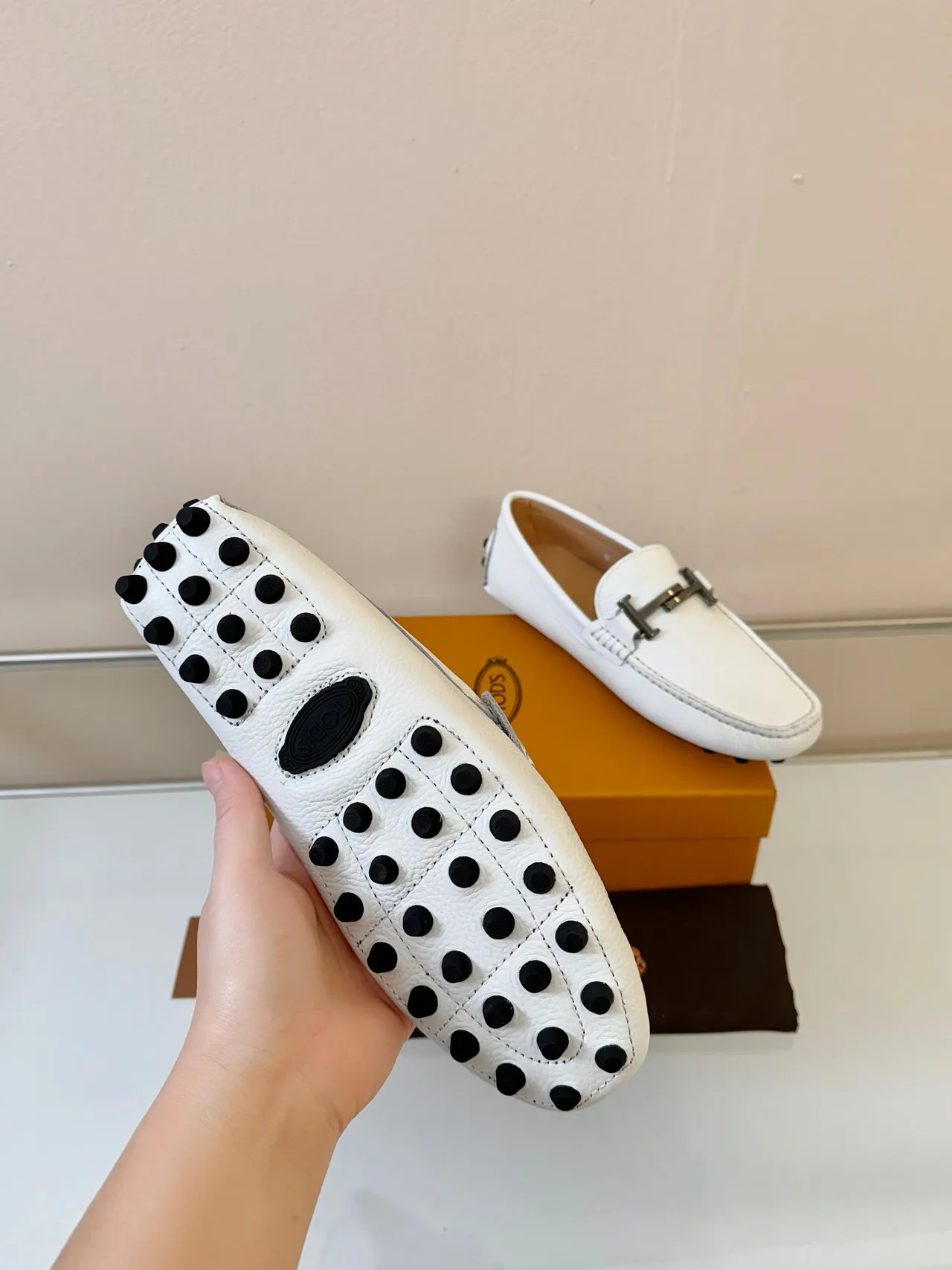 Tod's Gommino Loafer Cuir blanc grainé Mocassins avec barre H en métal 5