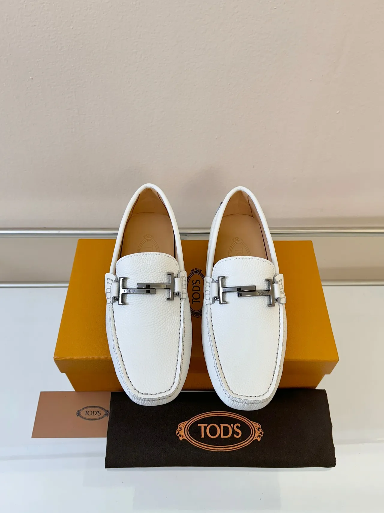 Tod's Gommino Loafer Cuir blanc grainé Mocassins avec barre H en métal 6