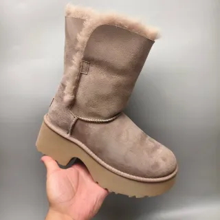 UGG বেইজ সুয়েড শিয়ারলিং লাইন্ড কাফ তুষার বুট