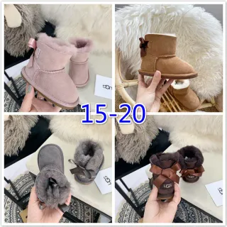 UGG Bottes de Neige Classiques Mini en Daim Rose avec Fourrure de Mouton