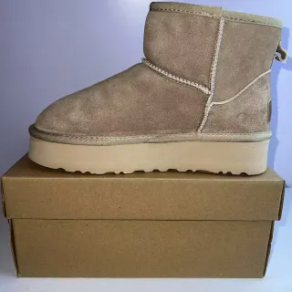 UGG Botas de Nieve Beige Clásicas de Plataforma Cortas