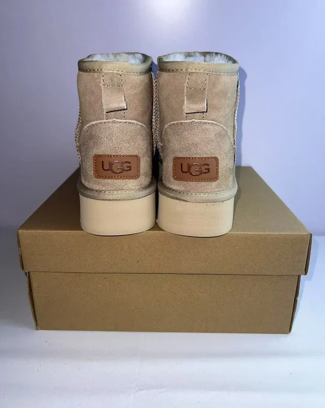 UGG Botas de Nieve Beige Clásicas de Plataforma Cortas 2