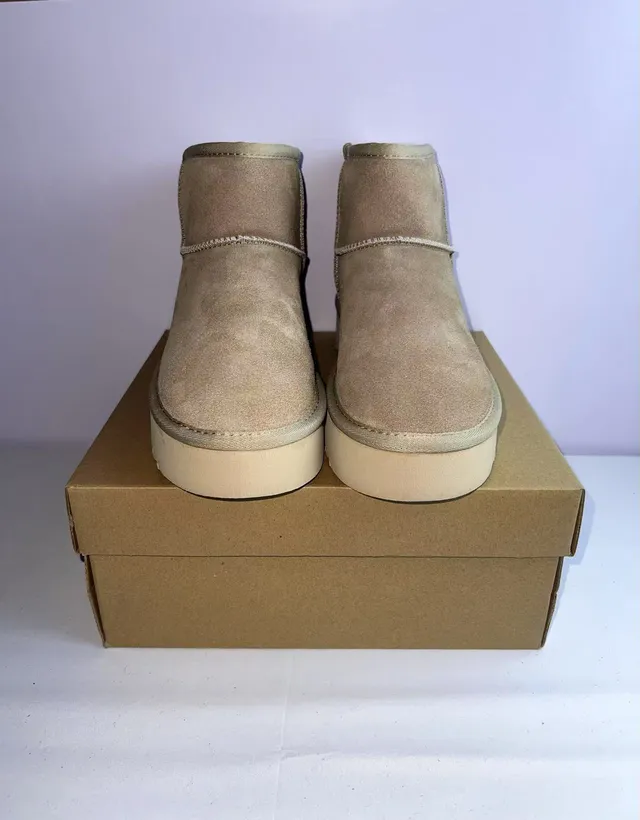 UGG Botas de Nieve Beige Clásicas de Plataforma Cortas 3