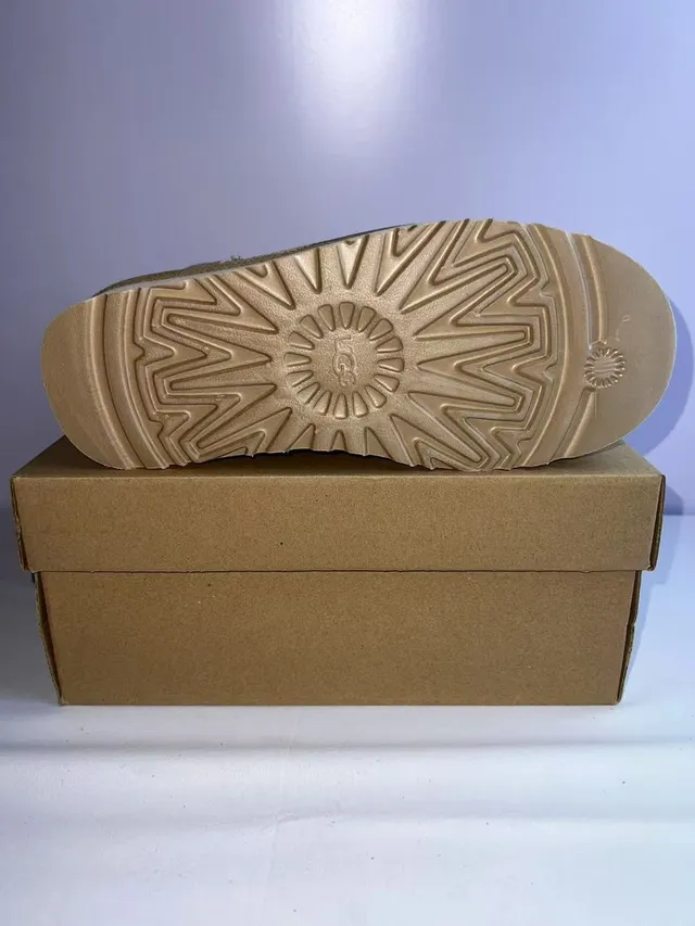 UGG Botas de Nieve Beige Clásicas de Plataforma Cortas 4