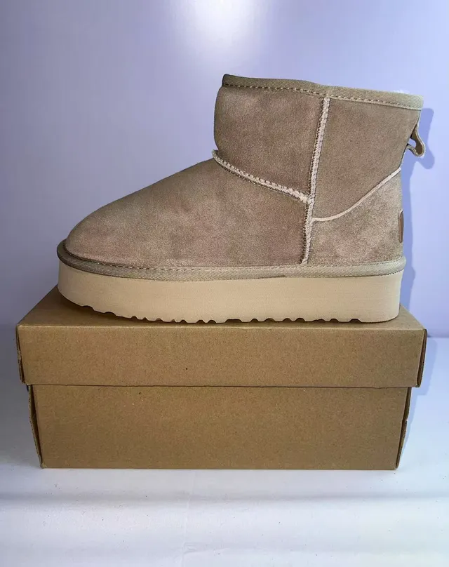 UGG Botas de Nieve Beige Clásicas de Plataforma Cortas 6