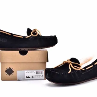 UGG دكوتا موكاسين أسود من الجلد المقصوص بشريات الغنم