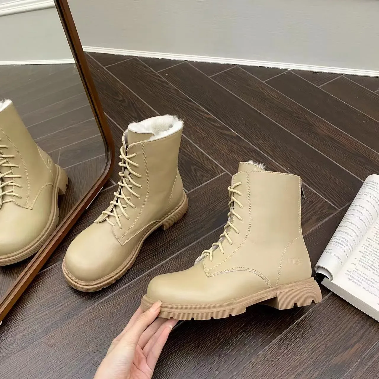 UGG Tasman Beige White 系带羊毛内里踝靴 2