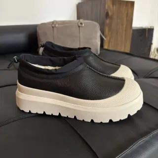 UGG Tasman أسود/بيج slip-on منصة أحذية كاجوال