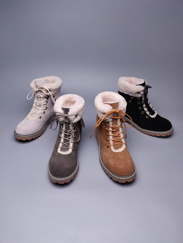 UGG Tasman Bottines de cheville noires en suédine doublées de peau de mouton à lacets 2
