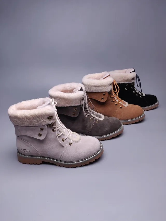 UGG Tasman Bottines de cheville noires en suédine doublées de peau de mouton à lacets 4