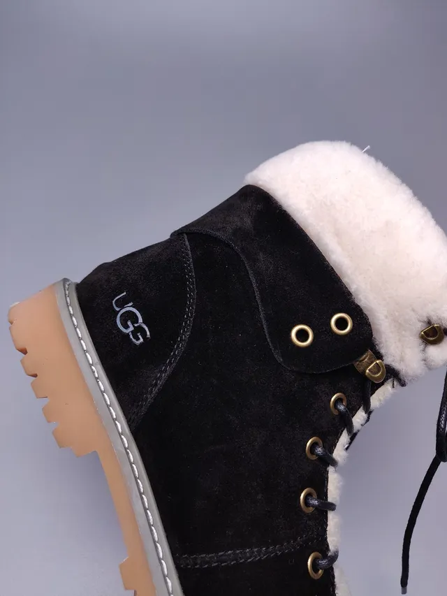 UGG Tasman Bottines de cheville noires en suédine doublées de peau de mouton à lacets 5