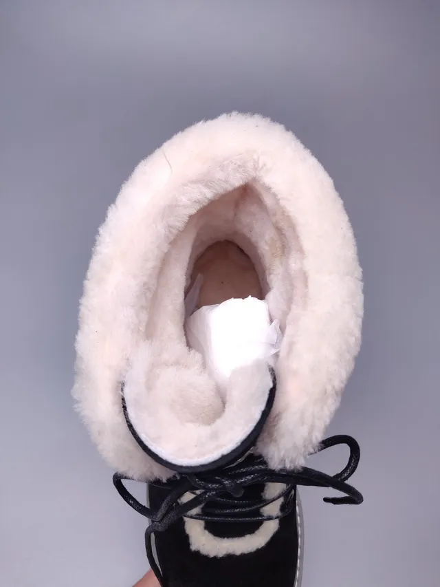UGG Tasman Bottines de cheville noires en suédine doublées de peau de mouton à lacets 6