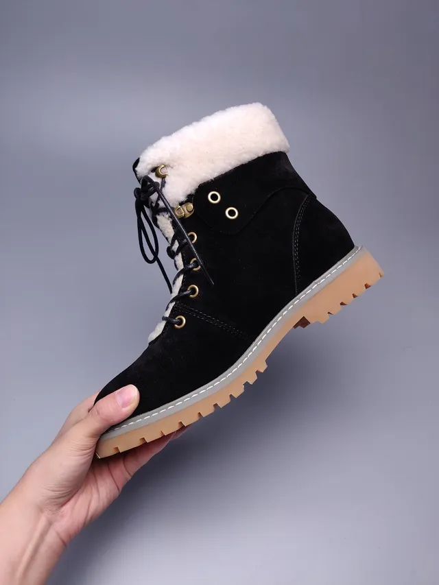 UGG Tasman Bottines de cheville noires en suédine doublées de peau de mouton à lacets 7