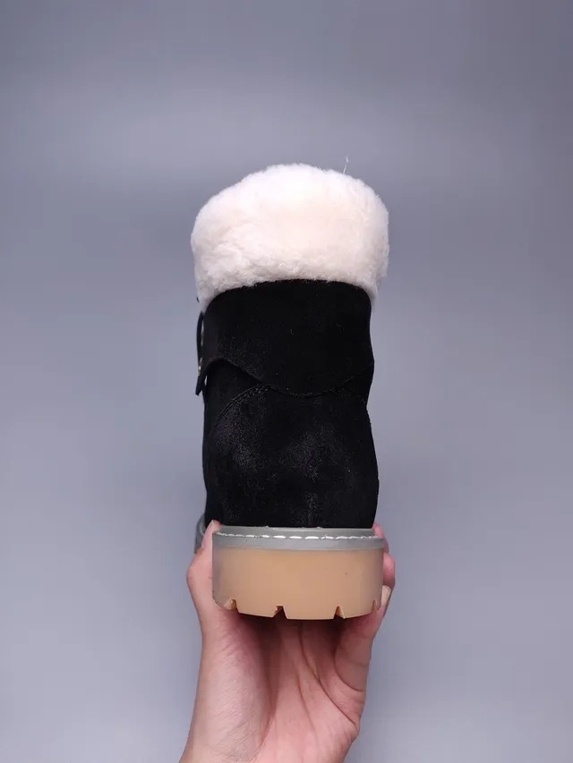 UGG Tasman Bottines de cheville noires en suédine doublées de peau de mouton à lacets 8