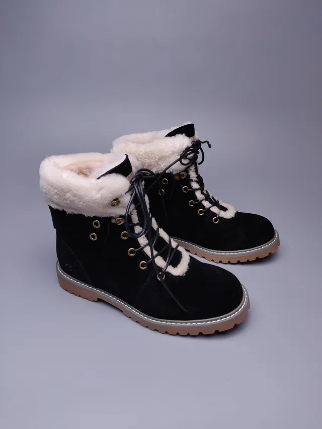 UGG Tasman Bottines de cheville noires en suédine doublées de peau de mouton à lacets 10