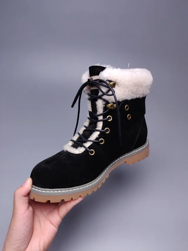 UGG Tasman Bottines de cheville noires en suédine doublées de peau de mouton à lacets 11