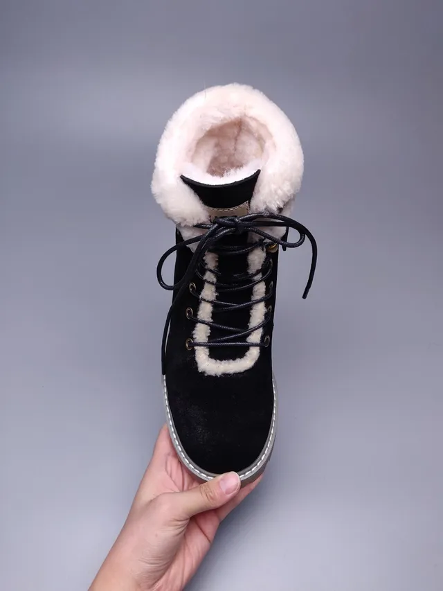 UGG Tasman Bottines de cheville noires en suédine doublées de peau de mouton à lacets 12
