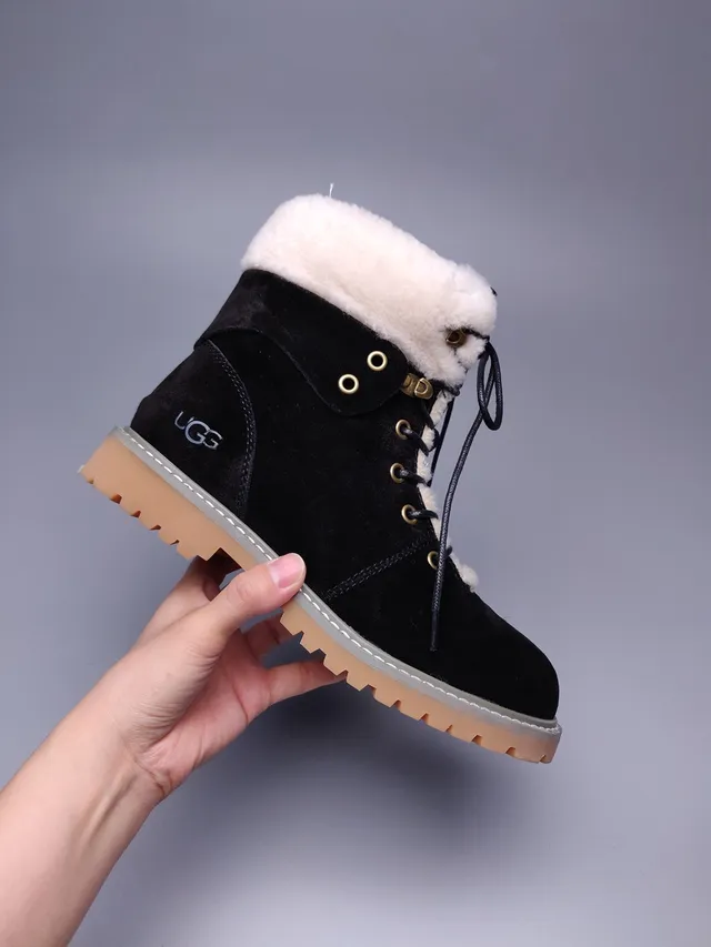 UGG Tasman Bottines de cheville noires en suédine doublées de peau de mouton à lacets 14
