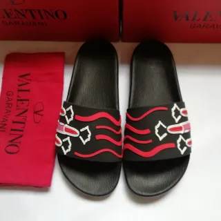 Valentino Negro Rojo Goma Slide Rayas Onduladas Motivo Chanclas