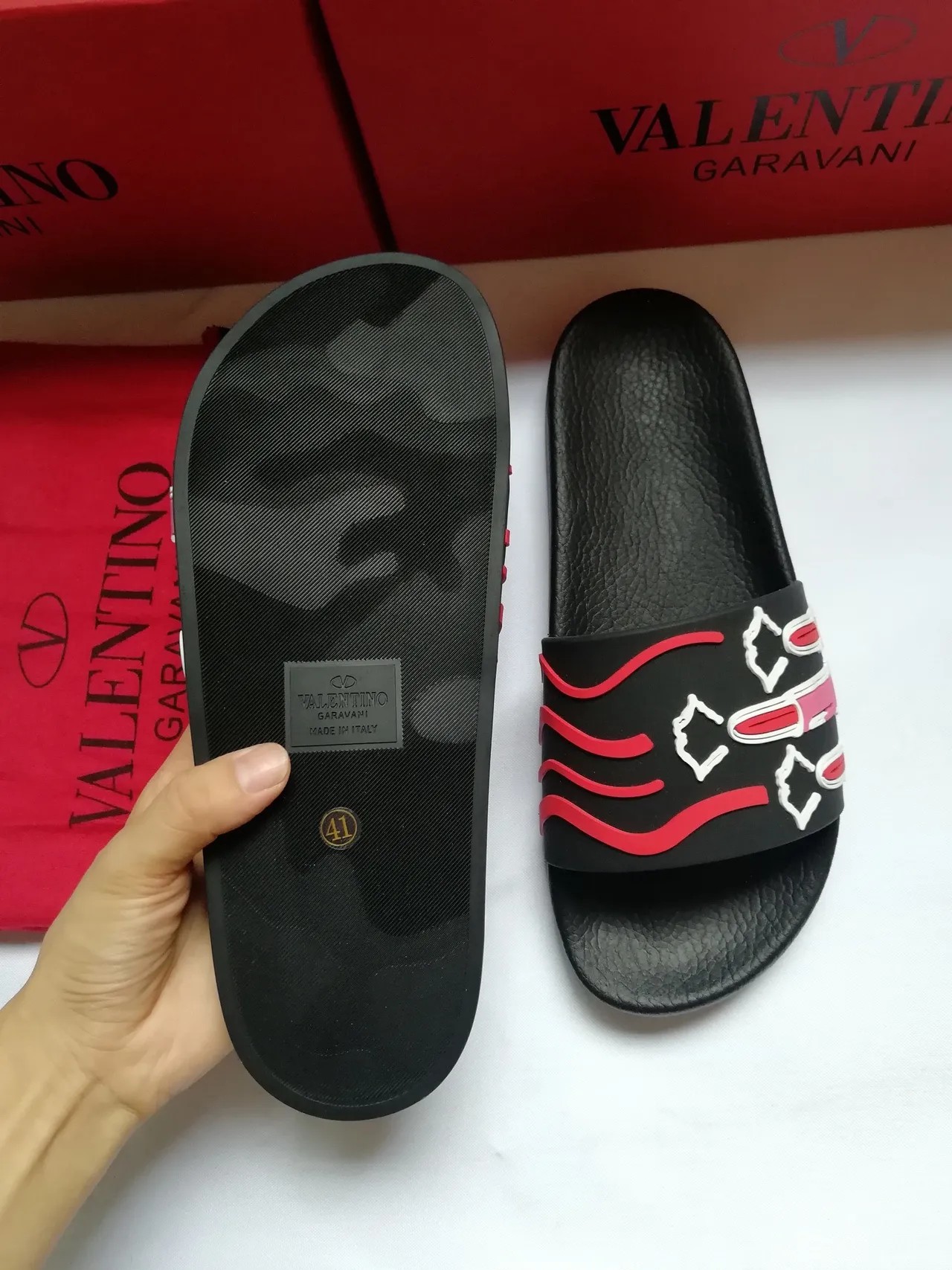 Valentino Negro Rojo Goma Slide Rayas Onduladas Motivo Chanclas 4