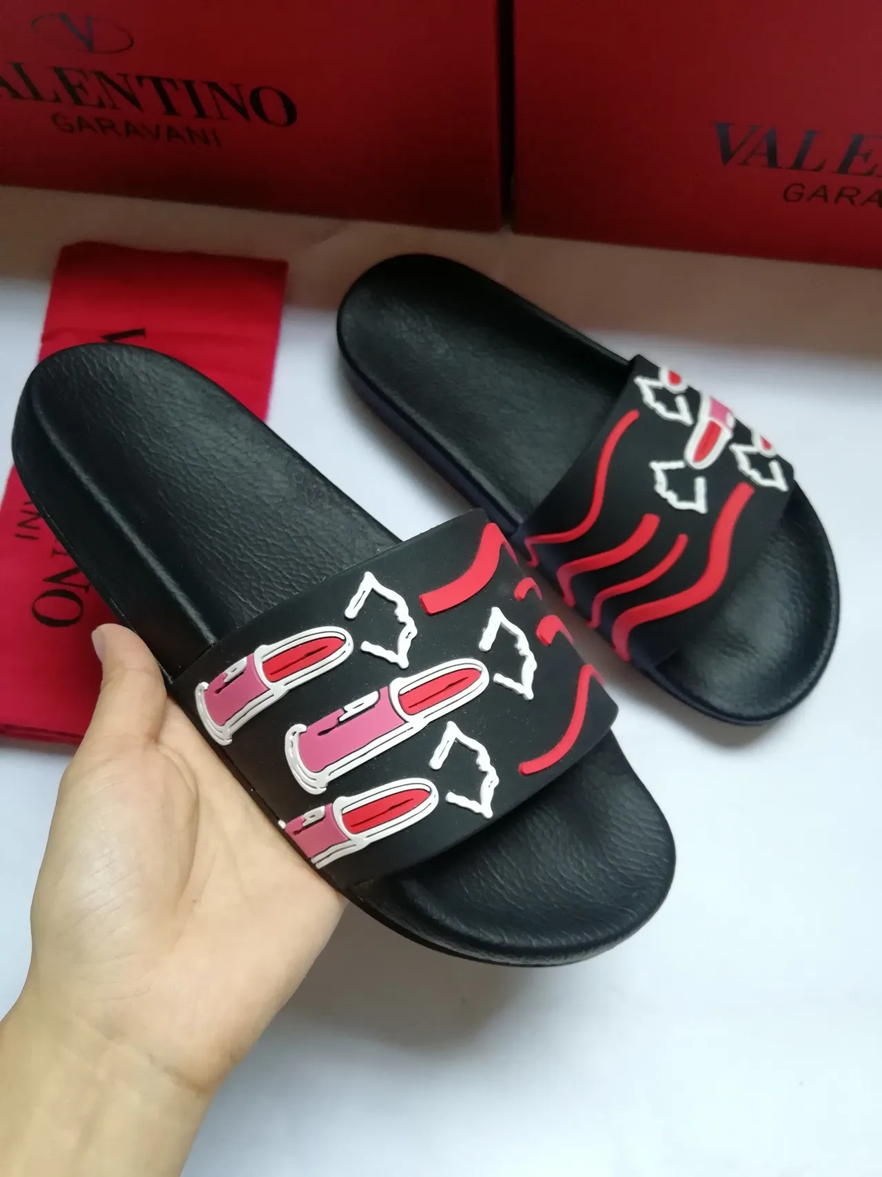Valentino Negro Rojo Goma Slide Rayas Onduladas Motivo Chanclas 5