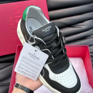 Valentino Negro Blanco Tapa del Dedo Perforada Contraste Verde Etiqueta del Talón Sneakers de Estilo de Vida