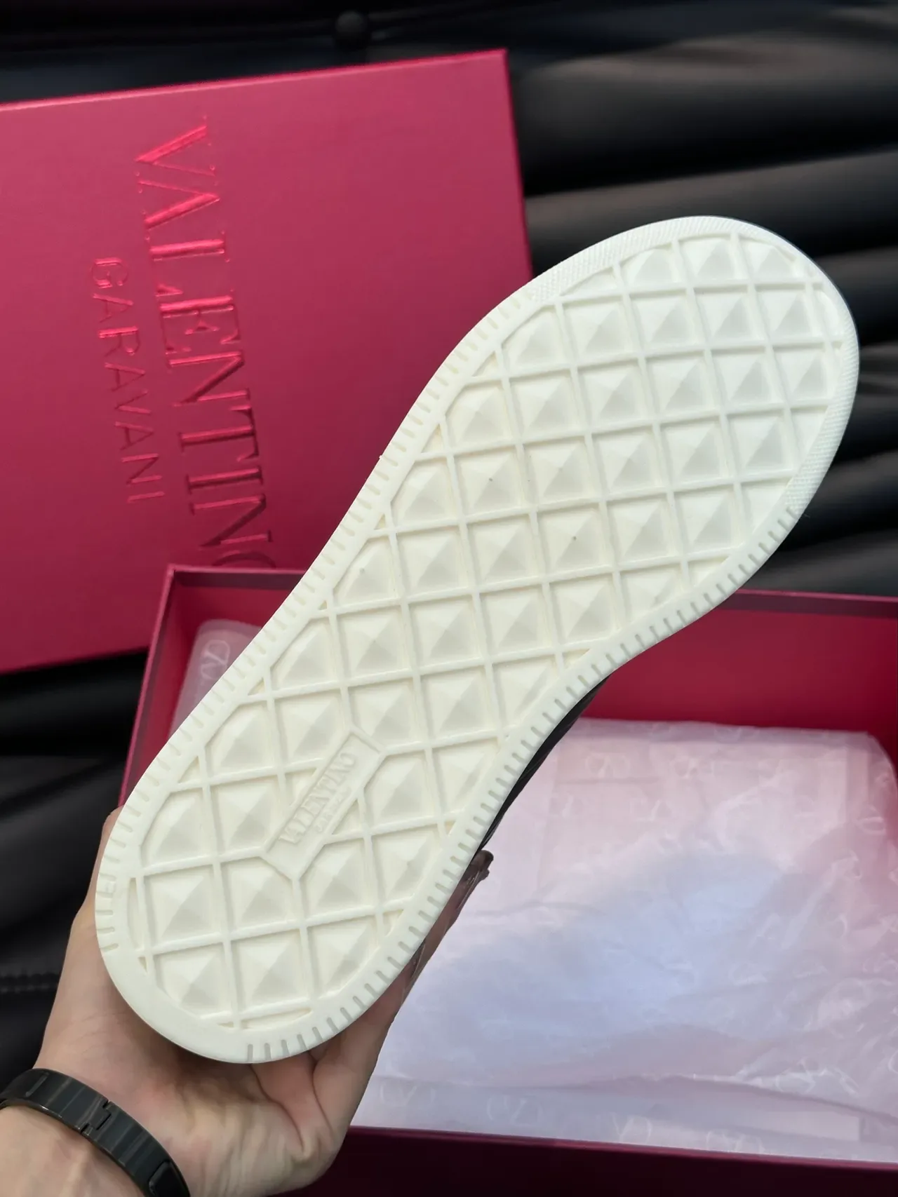 Valentino Noir Blanc Coiffe du Doigt Perforée Contraste Vert Étiquette de Talon Sneakers Style de Vie 2