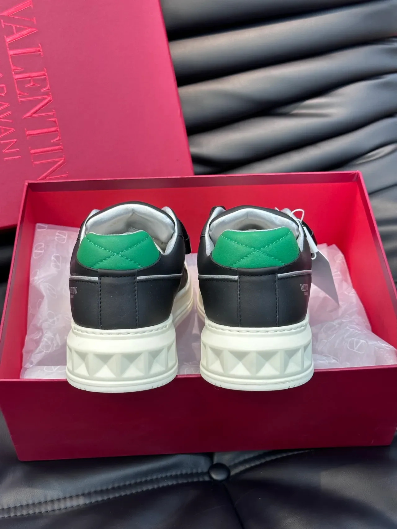 Valentino Noir Blanc Coiffe du Doigt Perforée Contraste Vert Étiquette de Talon Sneakers Style de Vie 3