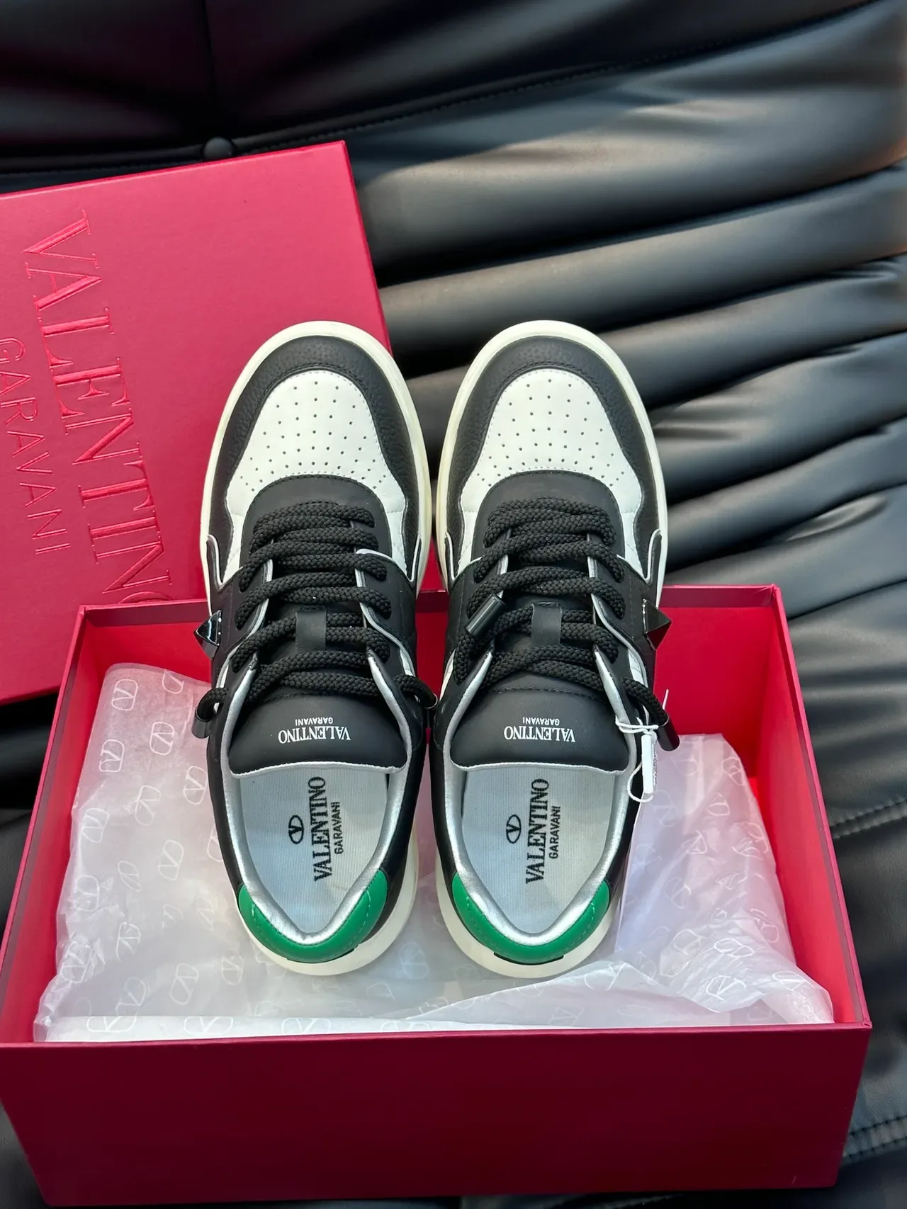 Valentino Noir Blanc Coiffe du Doigt Perforée Contraste Vert Étiquette de Talon Sneakers Style de Vie 4