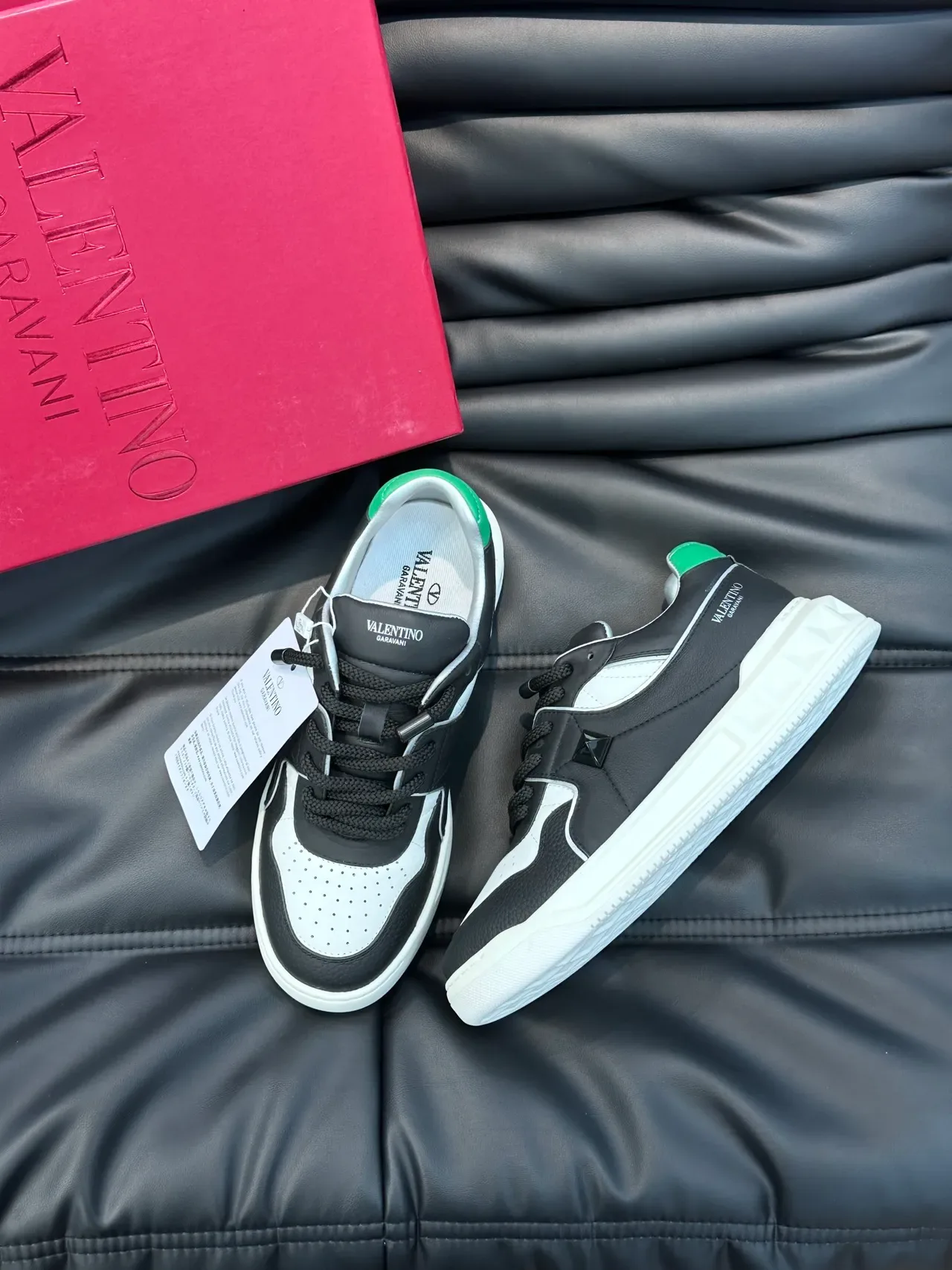 Valentino Noir Blanc Coiffe du Doigt Perforée Contraste Vert Étiquette de Talon Sneakers Style de Vie 5