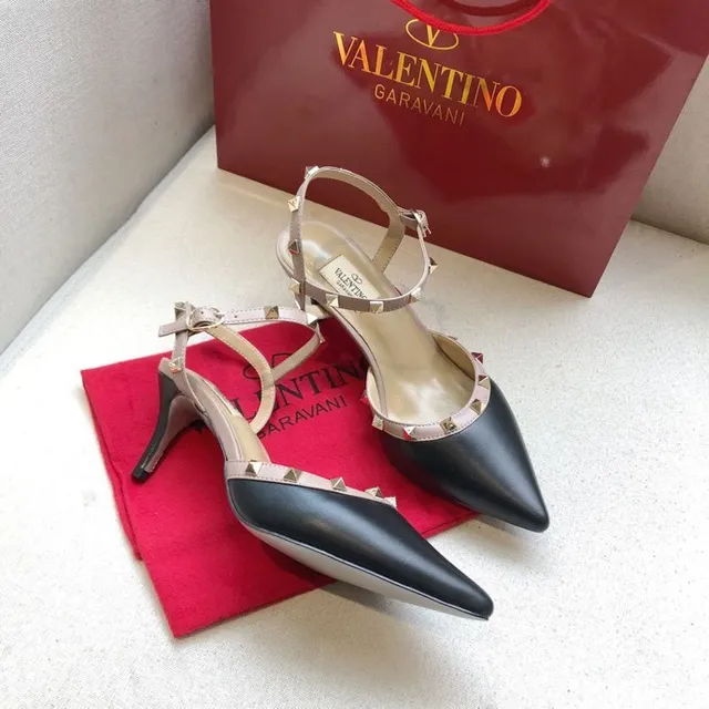 Valentino Rockstud Saltos de agulha preto e bege com tachas 2