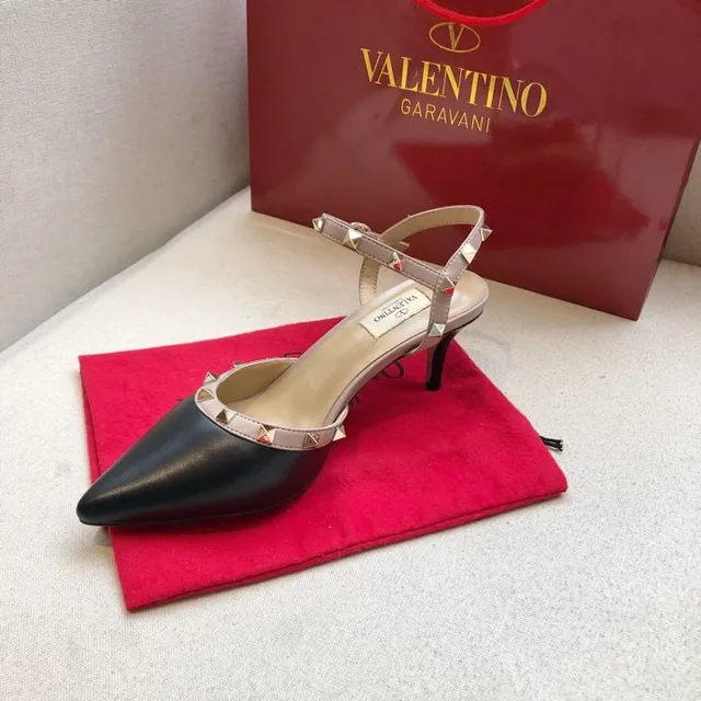 Valentino Rockstud Saltos de agulha preto e bege com tachas 3