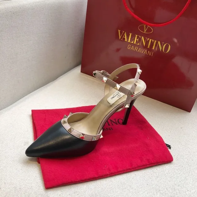 Valentino Rockstud Saltos de agulha preto e bege com tachas 4