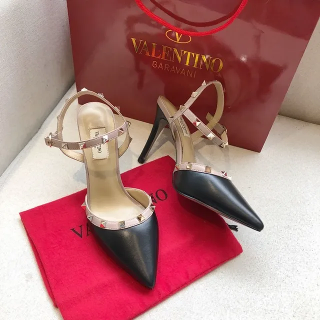 Valentino Rockstud Saltos de agulha preto e bege com tachas 5