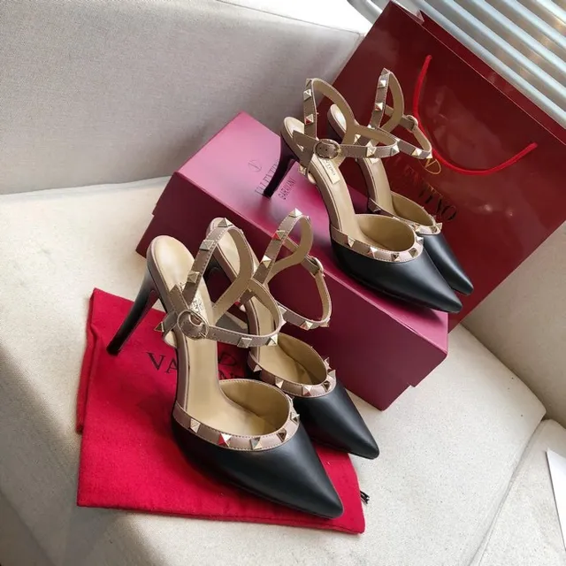 Valentino Rockstud Saltos de agulha preto e bege com tachas 6