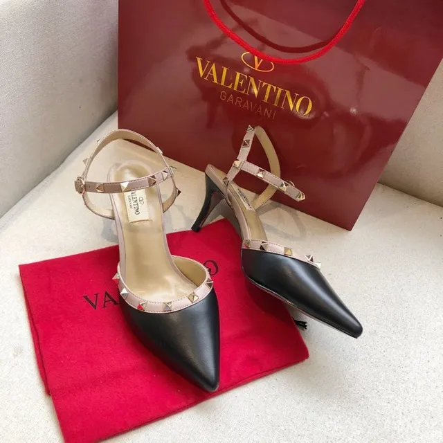 Valentino Rockstud Saltos de agulha preto e bege com tachas 7