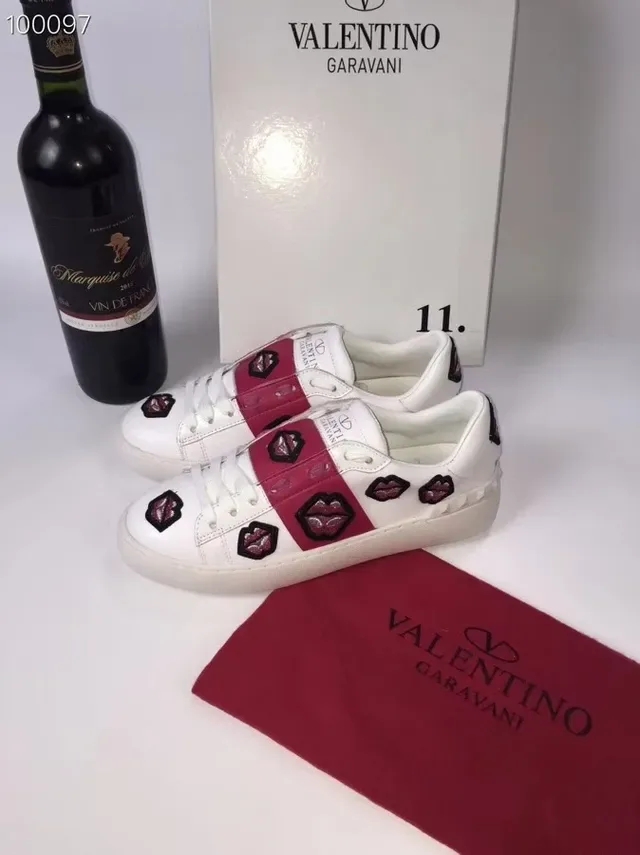 Valentino Rockstud broderie lèvres blanc rose sneakers lifestyle 2